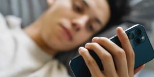 2 Tips for Parents to Help Teenagers Get Rid of Mobile Phone Addiction